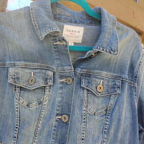 Torrid DENIM TRUCKER JACKET Light Blue Wash 0X - Picture 9 of 12